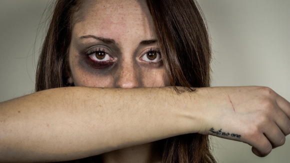 العنف ضد المرأة: دور وسائل التواصل الاجتماعي في تطبيعه ونشر أشكال مستحدثة منه